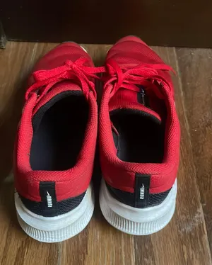 Nike Red Tennis Shoes (6.5Y) thumbnail 2