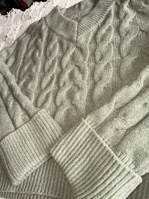 Abercrombie & Fitch Cable Easy V-Neck Sweater thumbnail 4