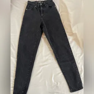 Levis High Waisted Mom Jeans Black Washed Distressed Women's Size 24 thumbnail 1