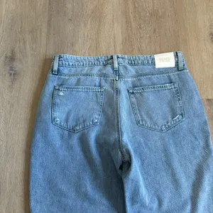 Paige Relaxed Noella Light Wash Denim Jeans thumbnail 6
