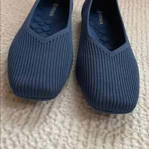 VIVAIA Margot Walker Lightweight Square-Toe V-Cut Flats in Vintage Blue Size 40 thumbnail 7