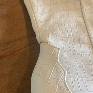 Elegant Cream Knee thumbnail 3
