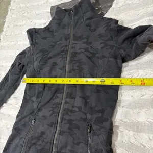 lululemon athletica Black Camo Jacket Sz 4 Outdoor Excersice Gym Preppy thumbnail 9