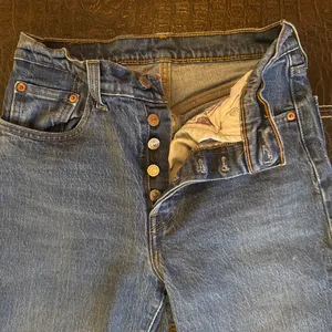 Levi's 501 Women's Straight Jeans Blue Medium Wash Button Fly W25 L28 thumbnail 9