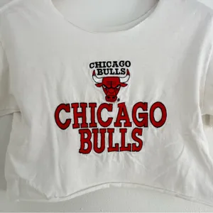 Chicago Bulls NBA cropped off the shoulder tee thumbnail 2
