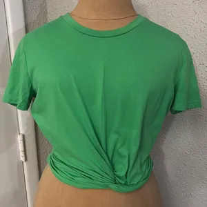 Zara Kelly Green Knotted Front Cropped Tee M Classic Rainbowcore Boho Urban thumbnail 1