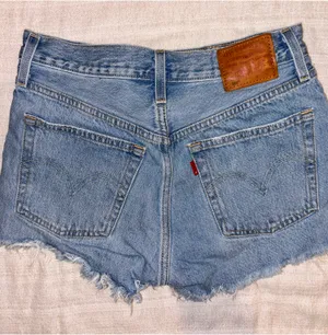 Levi’s 501 Denim Shorts Distressed Women’s 25 thumbnail 3