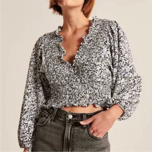 Abercrombie & Fitch Smocked‎ Top Ditsy Floral Blouson Long Sleeve Blue White M thumbnail 1