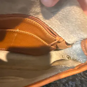 Vintage Dooney & Bourke Taupe all Leather crossbody bag thumbnail 14