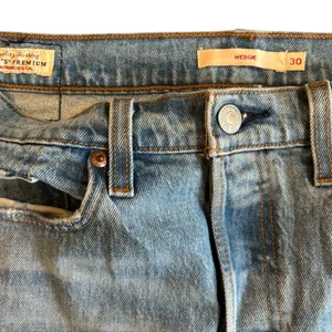 Levi's Premium Wedgie Straight Fit Cheeky Jean Sz 30X27” (10) Crop Med Wash thumbnail 7