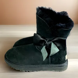 UGG Australia Daelynn Winter Boots Womens Size 8 EUR 39 Black Leather Sheepskin thumbnail 1
