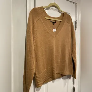 NWT Banana Republic Size S Tan Camel V Neck Long Sleeve Soft Pullover Sweater thumbnail 4