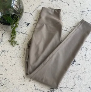 Alo Leggings thumbnail 9