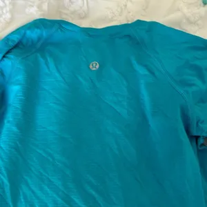 Lululemon long sleeve size 4 in teal RARE COLOR thumbnail 2