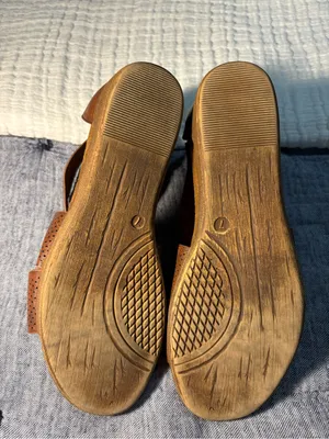 Pierre Dumas Brown Perforated Leather Wedge Sandals Women’s Size 7 thumbnail 6