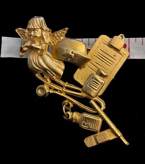 Vtg Nurse Brooch Signed Bugbee & Niles Goldtone Hat Stethoscope Thermometer Meds thumbnail 1