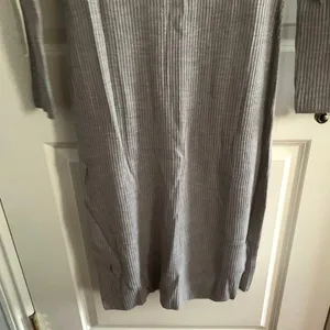 Uniqlo Merino Wool Blend Fitted V-Neck Long-Sleeve Dress in Gray thumbnail 7