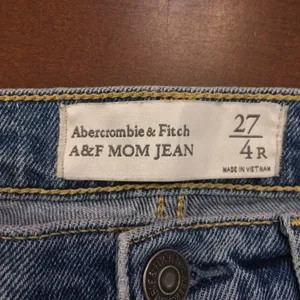 Abercrombie & Fitch a & f mom jeans distressed jeans size 4 raw hem button fly thumbnail 4
