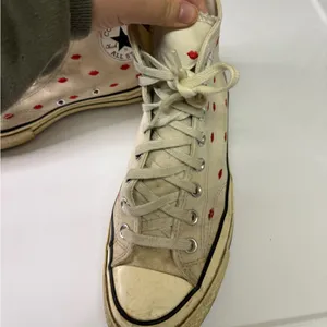 Converse Valentines Day Embroid Lips Limited Edition High Top Sneakers thumbnail 4