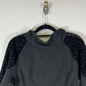 Lululemon‎ Women's Floral Flock Pullover Black Mock Neck Sweatshirt Back Size 10 thumbnail 2