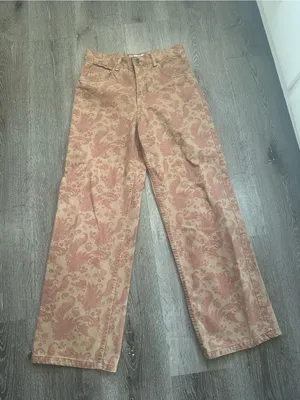 Zara Floral Damask High-Rise Pants in Rose and Beige thumbnail 1