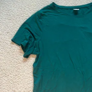 Old Navy Green Relaxed Short Sleeve T-Shirt thumbnail 3