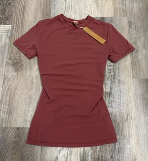 Skims fits everybody short sleeve shirt size xxsmall Color: beet thumbnail 1