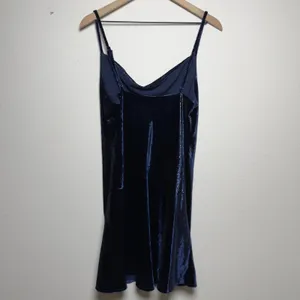 ASTR‎ The Label Women Dancing Queen Dress Large Navy Blue Metallic Velvet Cowl thumbnail 6