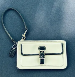 Vintage Y2K Coach Soho Cream Off White Leather Buckle Pocket Wristlet Bag thumbnail 1