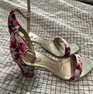 Bandolino Pink Floral Armory Sandals, Sz 7.5 thumbnail 3