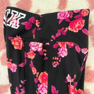 🌸 Brand New Victoria’s Secret PINK Floral Leggings w/ Pockets XS/S – Black Rose Print Yoga Pants 💖🔥 thumbnail 5