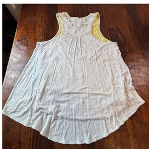 Akemi + Kin Anthropologie White Lace Yellow Lined High-Low Tank Top Large thumbnail 2