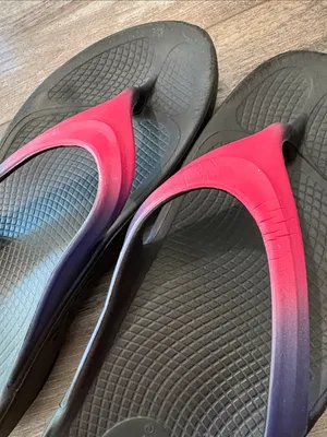 OOFOS Pink Ombre Metallic Flip Flops size 6 thumbnail 3