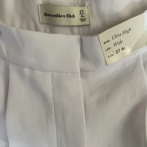 Abercrombie & Fitch ultra high wide leg size 27 4R white Women's thumbnail 2