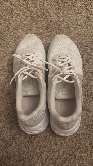 Nike shoes  thumbnail 2