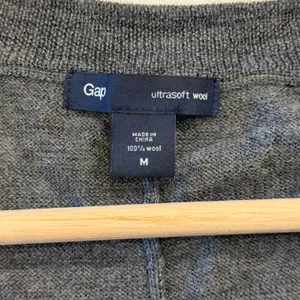 GAP‎ Charcoal V-Neck 100% Wool Sweater Size Medium thumbnail 3