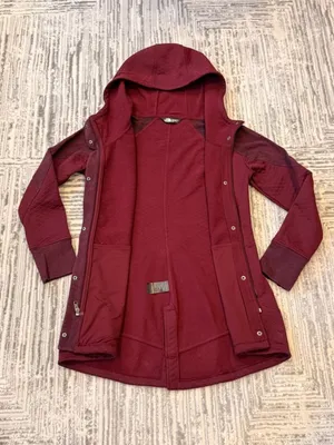 The North Face women's medium Burgundy 3/4 length coat. MSRP $225 thumbnail 5