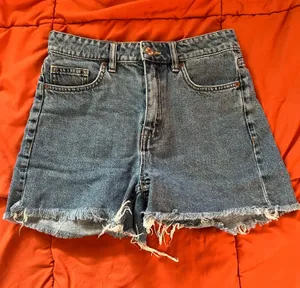 H&M High-Waisted Shorts Denim thumbnail 1