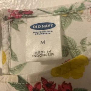 Old Navy Women’s Size Medium Floral Short Sleeve Top thumbnail 2