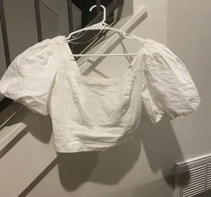 Dillard's White Puffy Sleeve Crop Top thumbnail 1