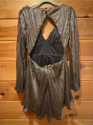 Lulu's Metallic Gold Plisse Long Sleeve Backless Romper size Small NWT thumbnail 5