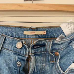 Levi’s Women’s 28 Wedgie Distressed Button Fly Jeans thumbnail 2