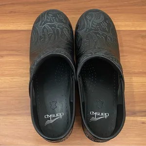 Dansko 906020202 Professional Clog Black Tooled Leather Clogs Size 39 8.5-9US thumbnail 4