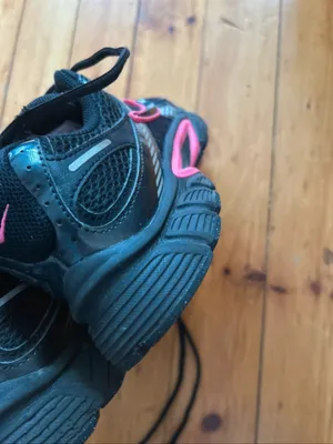 Nike v5 nr in the black and pink 8.5 sneakers thumbnail 9