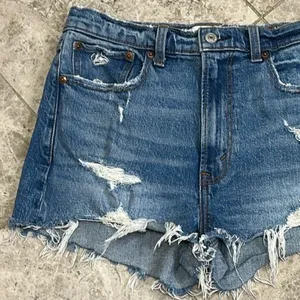 Abercrombie & Fitch High Rise The Mom Short Size 27 Distressed Cut Off Festival thumbnail 3