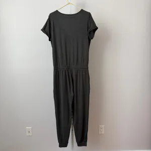 Vuori sz L Lux Jumpsuit Grey V-Neck Short Sleeve Athleisure Quitet Luxury‎ thumbnail 6