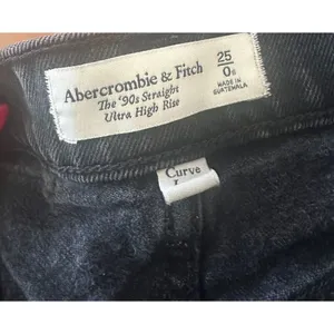 ABERCROMBIE & FITCH 90s Straight Ultra High Rise Black Distressed Jeans Sz 25/0 thumbnail 2
