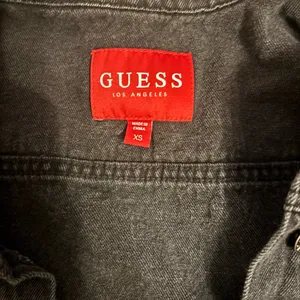 Women’s Black GUESS Jean Jacket Size XS Beaded Embroidered Denim Jacket Vintage thumbnail 4