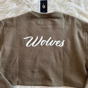 Wolves Darc Sport SHE Cursive Crop Crewneck Sage Size Small thumbnail 8