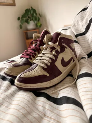 Air Jordan Maroon and Crème Nike 1 thumbnail 3